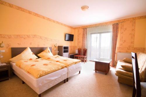 a hotel room with two beds and a window at Gościniec Willa Sandra in Stronie Śląskie