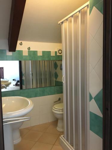 La salle de bains est pourvue de toilettes et d'un lavabo. dans l'établissement L'Eco dell'800, à Furore