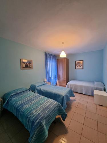 La Vedetta Alpina tesisinde bir odada yatak veya yataklar