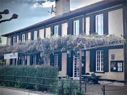 Κήπος έξω από το Hôtel et RESTAURANT traditionnel L' Escalandes