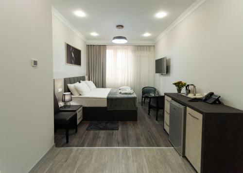 Кровать или кровати в номере Downtown Suites Yerevan