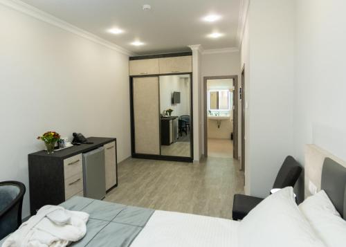 Кровать или кровати в номере Downtown Suites Yerevan