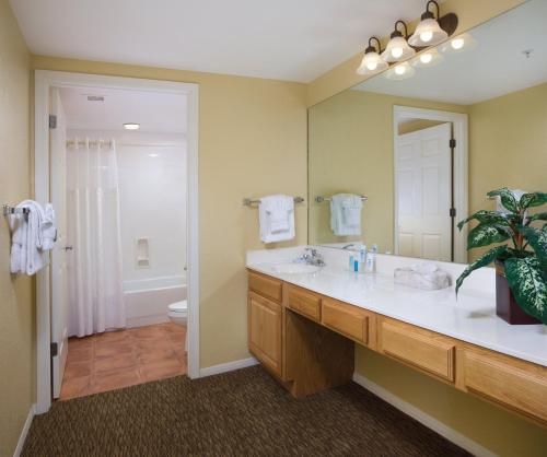 uma casa de banho com um lavatório e um espelho grande em Club Wyndham Sedona em Sedona