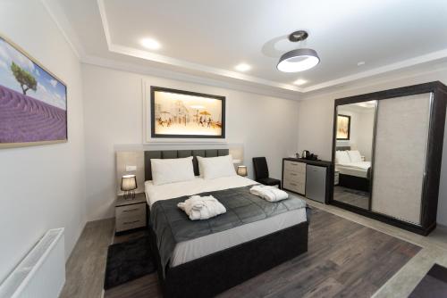 Кровать или кровати в номере Downtown Suites Yerevan