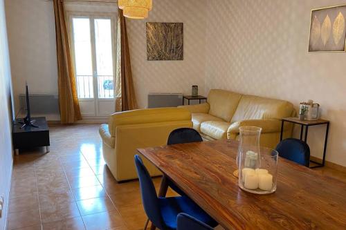 un salon avec un canapé et une table dans l'établissement Très beau appartement au centre historique de Riez, à Riez