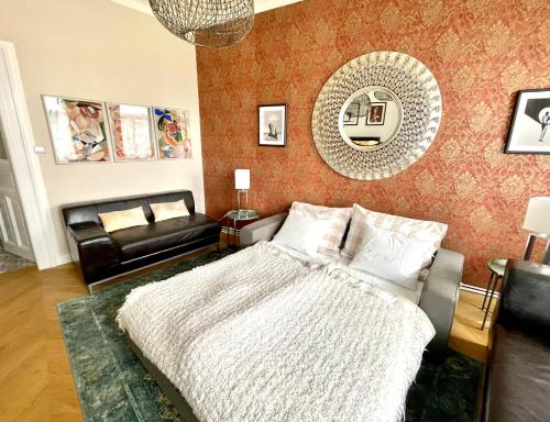 プラハにあるOutstanding apartment in centerのベッドルーム(ベッド1台、ソファ、鏡付)