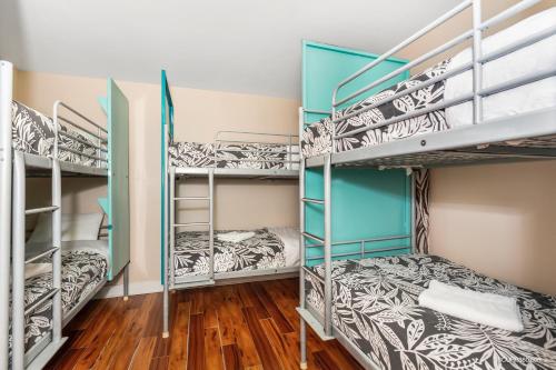 a bedroom with bunk beds in a dorm room at Samesun Ocean Beach Hotel & Hostel in San Diego