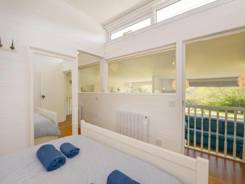 - une chambre avec un lit et une grande fenêtre dans l'établissement 2 Brook Cottages, à Hope-Cove