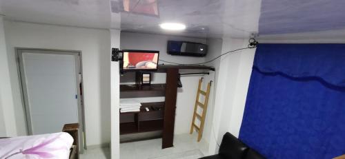 Habitación con cama y puerta en apartaestudio J.V.G., en San Andrés