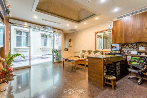 墾丁海園別館Hai Yuan Inn في كنتيج: غرفة معيشة كبيرة مع طاولة وأريكة