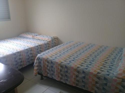 a room with two beds in a room at Casa - Chácara Bella Arraes in Bauru