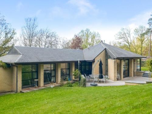 ein großes Haus mit Rasen davor in der Unterkunft Picturesque villa in Bierges with swimming pool and barbeque in Bierges