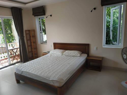 A bed or beds in a room at Nguyen Duy homestay