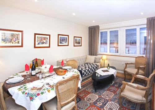 a living room with a table and a couch at Centre - L'Impérial - Parking in Saverne