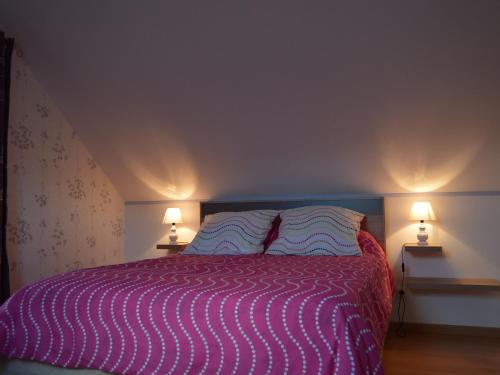 - une chambre avec un lit violet et deux lampes dans l'établissement Gîte Valençay, 4 pièces, 6 personnes - FR-1-591-148, à Valençay