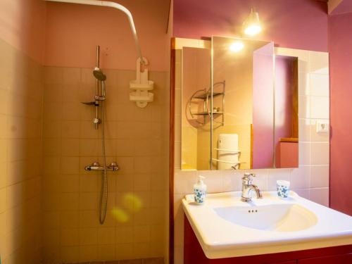 Ванная комната в Gîte La Roque-Gageac, 2 pièces, 2 personnes - FR-1-616-28