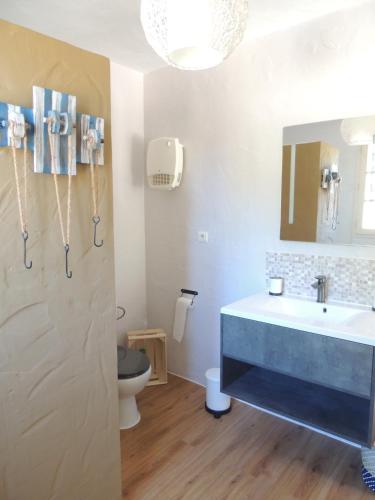 Ένα μπάνιο στο Villa Tiki