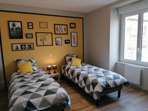 1 dormitorio con 2 camas y ventana en Gîte Cossé-le-Vivien, 4 pièces, 6 personnes - FR-1-600-124, en Cossé-le-Vivien