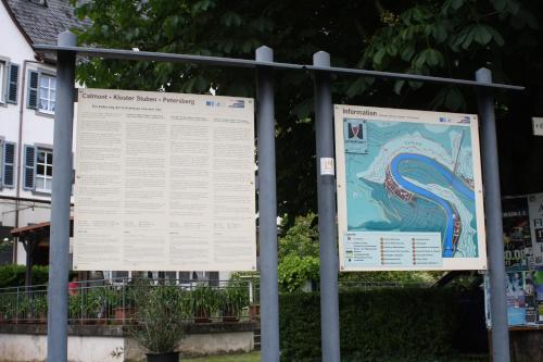 two interpretive signs in front of a building at Komfort Ferienwohnung FEWO74-2 in Bremm