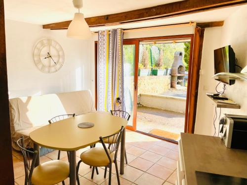 cocina y comedor con mesa y sillas en Gîte de la Vernière, en Payrignac