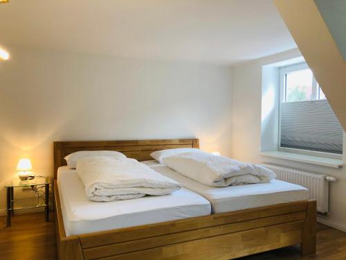 En eller flere senge i et værelse på Altstadthus-gemütliches Ferienhaus mit Gärtchen