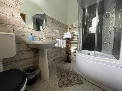 Ванна кімната в GAMA Restaurant Cazare