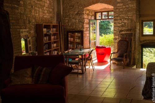 - un salon avec une table et des chaises dans l'établissement Marie Colline à la Campagne, à Saint-Antonin