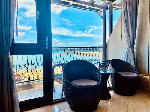 a balcony with chairs and a view of the ocean at Ming Yue Hu Hotel in Yuchi