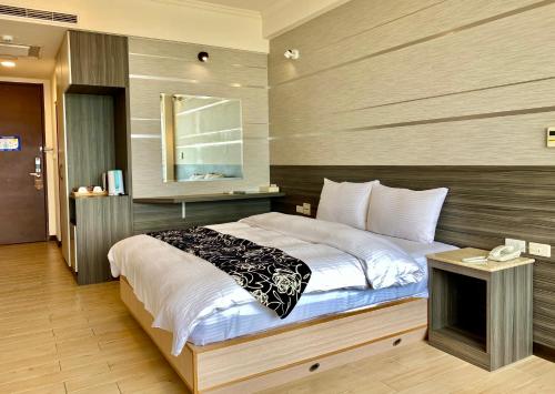 a bedroom with a large bed and a telephone at Ming Yue Hu Hotel in Yuchi