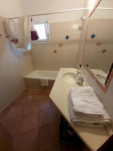uma casa de banho com um lavatório e uma banheira em למרפסת La Balcona em Chorazim