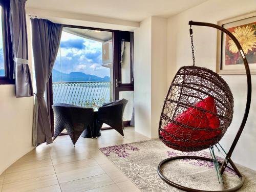 a swing in a living room with a table at Ming Yue Hu Hotel in Yuchi