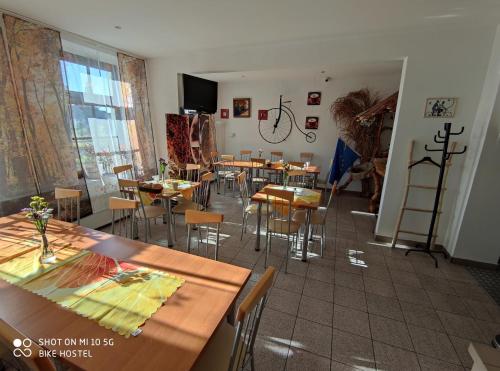 En restaurant eller et andet spisested på Bike Hostel&Camp