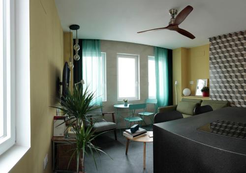 a living room with a couch and a table at CasaMARta2 in Conil de la Frontera