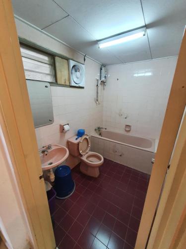 a bathroom with a toilet and a sink and a tub at Selesa Hillhomes Golf Resort - M6GP in Bentong