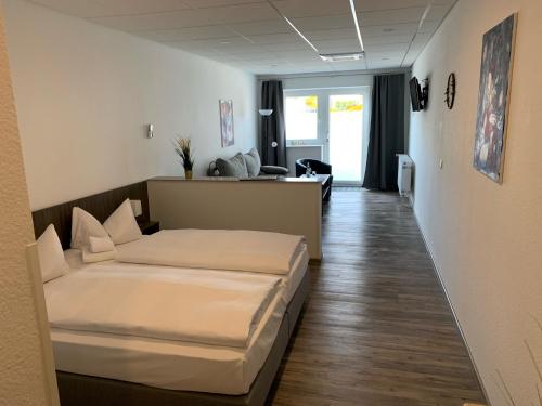 a hotel room with a bed and a desk at Hotel Stadt Mühlhausen in Mühlhausen