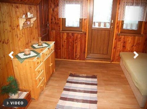 Komňa的住宿－Nabízím chatu na pronájem，客厅设有木墙和木地板