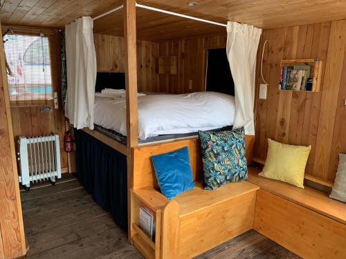 ein Schlafzimmer mit einem Etagenbett in einer Hütte in der Unterkunft La Toue de Blain in Blain