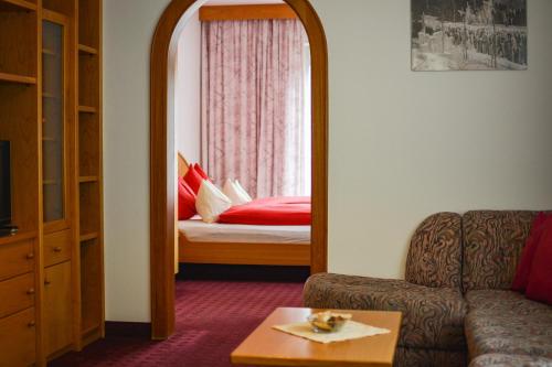 a living room with a room with a bed and a mirror at Appartements Residence Ganthaler in Rablà