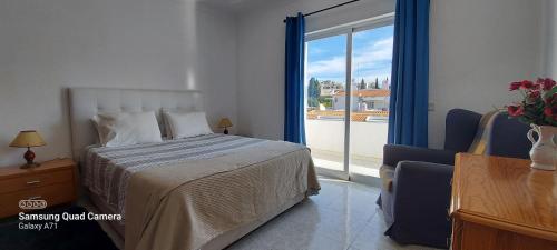 - une chambre avec un lit et une grande fenêtre dans l'établissement Carvoeiro Beach and Pool, à Carvoeiro