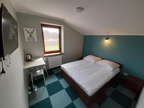 オシフィエンチムにあるWilla Czajkiの小さなベッドルーム(ベッド1台、窓付)