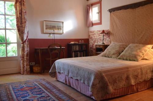 1 dormitorio con cama y ventana en Le Mas Perréal, en Saint-Saturnin-lès-Apt