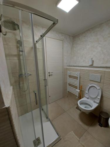 La salle de bains est pourvue d'une douche et de toilettes. dans l'établissement Camera matrimoniale Genova rooms, à Gênes