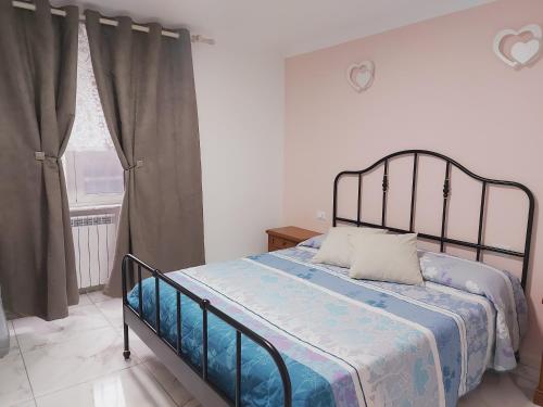 - une chambre avec un lit et une couverture bleue dans l'établissement Camera matrimoniale Genova rooms, à Gênes