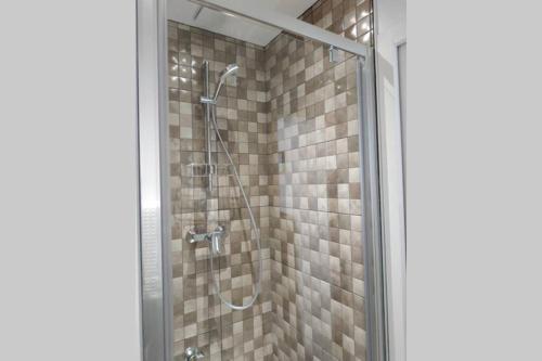 une douche avec une porte vitrée dans une salle de bain dans l'établissement Exceptionnel : hypercentre Biarritz T2 avec patio, à Biarritz