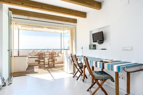 sala de estar con mesa y sillas y balcón en Hauzify I Loft Brisa del Mar, en L'Ametlla de Mar