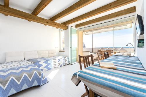1 dormitorio con 1 cama, mesa y sillas en Hauzify I Loft Brisa del Mar, en L'Ametlla de Mar
