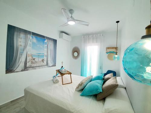 ein Schlafzimmer mit einem Bett mit einer Fischschüssel an der Wand in der Unterkunft Benal-beach Marina Deluxe in Benalmádena