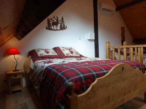 A bed or beds in a room at La Grange du Verger