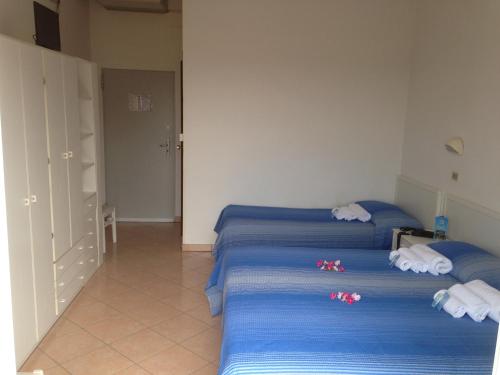 Łóżko lub łóżka w pokoju w obiekcie Hotel Primula