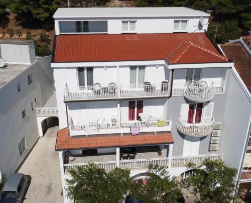 an aerial view of a white building with a red roof at Apartmani Jolanda in Podgora